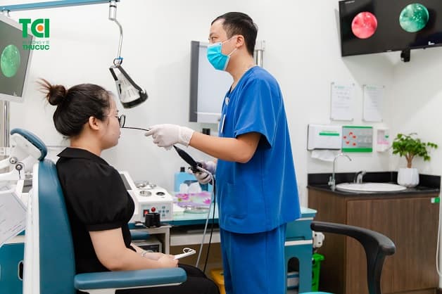 bác sĩ khám kê Thuốc viêm mũi dị ứng