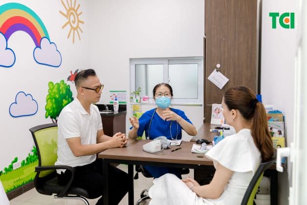 Cha mẹ nên đưa con mình đi tiêm vắc xin chống ung thư cổ tử cung khi đủ độ tuổi cần thiết.