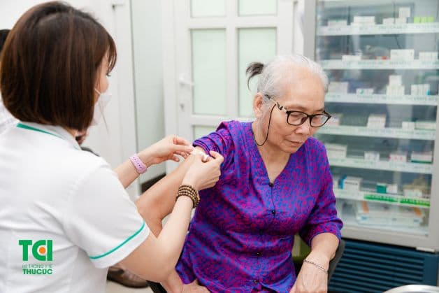 tiêm vắc xin cúm giúp kích thích hệ miễn dịch của bạn để tạo ra kháng thể chống lại virus cúm.