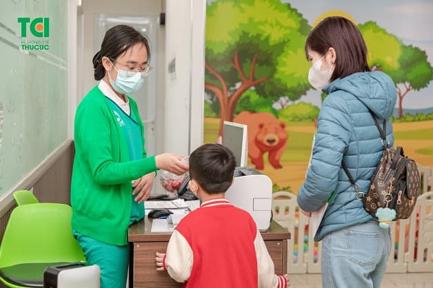 Khách hàng sau khi tiêm chủng sẽ ở lại phòng tiêm Thu Cúc TCI để kiểm tra phản ứng sau tiêm