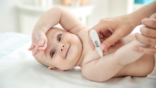 Sốt là một biểu hiện cho thấy trẻ nhiễm virus, vi khuẩn, ký sinh trùng hoặc mắc các bệnh tự miễn, các bệnh lý ác tính…