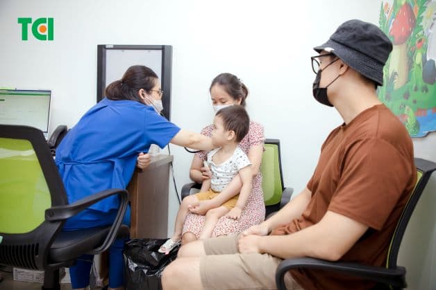 Khám bác sĩ chuyên khoa nhi là cách nhanh nhất giúp trẻ xác định bệnh