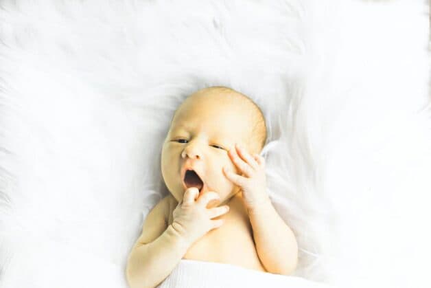 Dấu hiệu chính để nhận biết tình trạng vàng da ở trẻ sơ sinh là màu vàng xuất hiện trên da và mắt của trẻ.