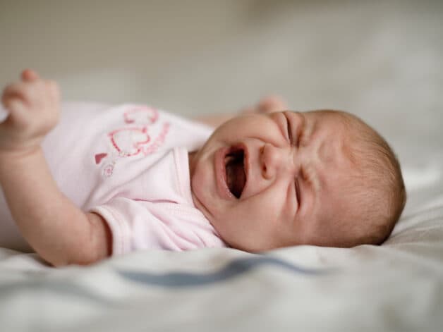 Trẻ sơ sinh bị vàng da có thể tổn thương não.