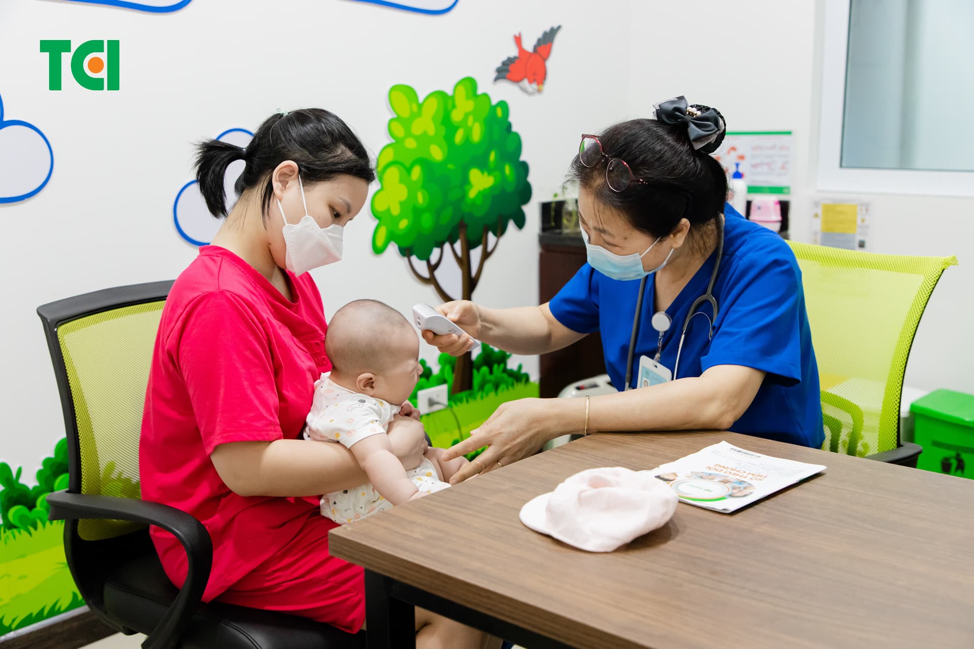 Sau tiêm chủng trẻ được kiểm tra sức khỏe 