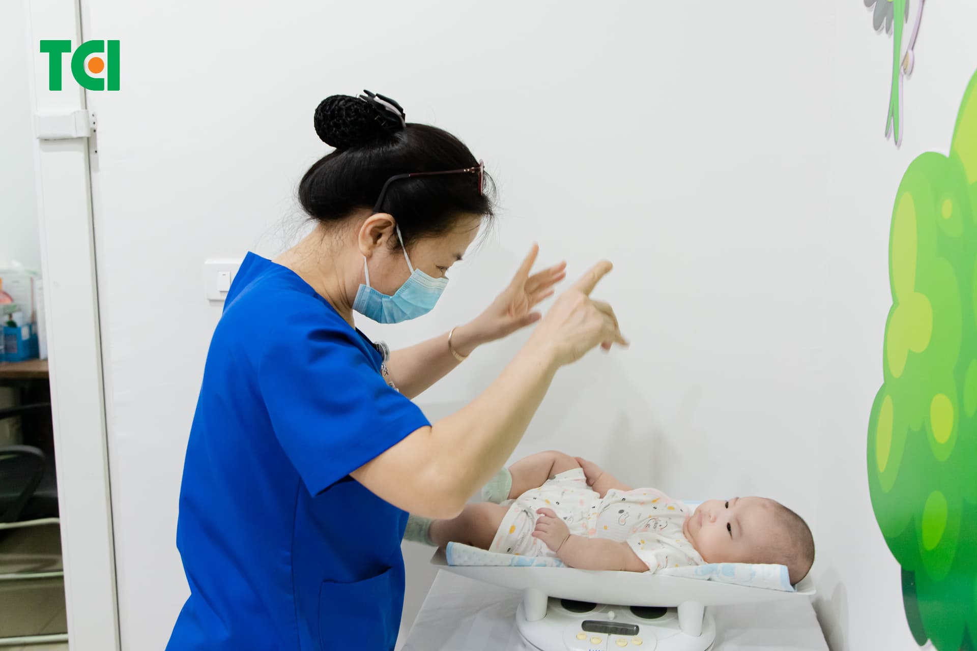 Đội ngũ bác sĩ chuyên nghiệp tại TCI luôn giúp trẻ có tinh thần thoải mái trước - sau tiêm chủng