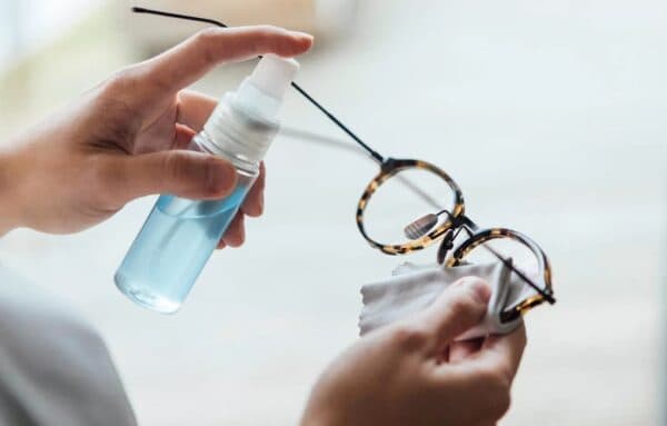 Sử dụng nước lau kính chuyên dụng