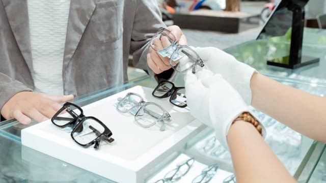 Tác hại của tròng kính đổi màu giá rẻ