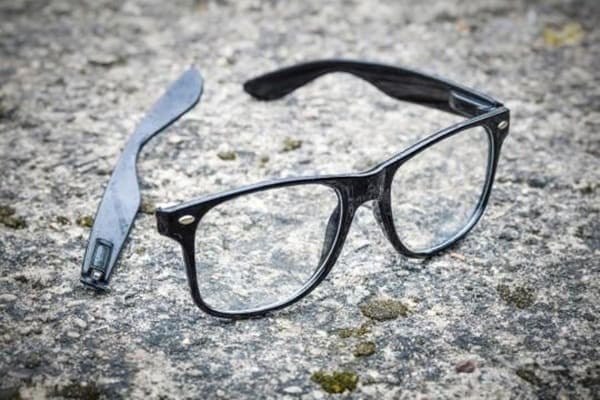 Tròng kính đổi màu giá rẻ chống va đập kém