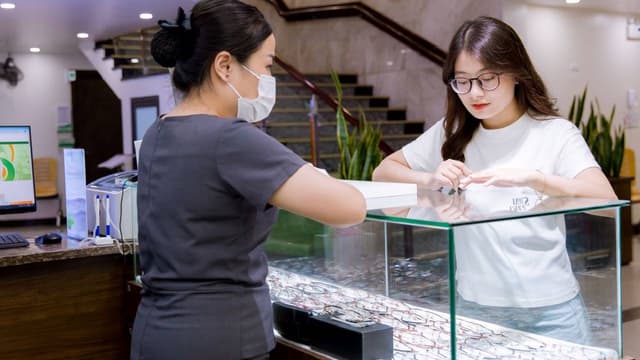 Những điều cần biết về tròng kính viễn thị