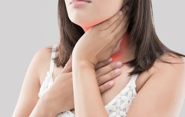 Đau tuyến giáp là một trong những dấu hiệu bệnh tuyến giáp thường gặp.