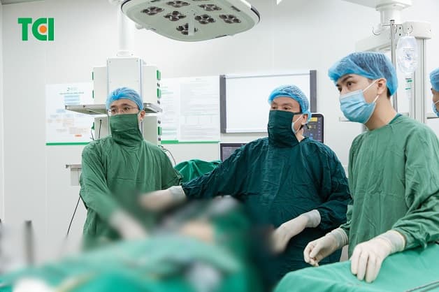 Ekip bác sĩ Nguyễn Văn Hà thực hiện phẫu thuật cho chị Dung