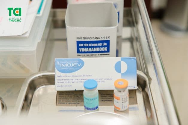 Tiêm vắc xin viêm não Nhật Bản loại Emojev: đây là loại vắc xin sống giảm độc lực tái tổ hợp với virus sốt vàng