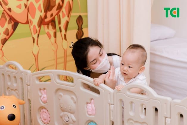 Người lớn hay trẻ nhỏ đều nên tiêm vacxin viêm não Nhật Bản đầy đủ.