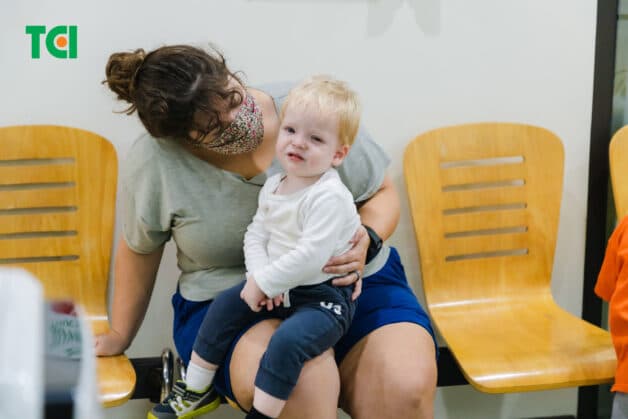 Bé Atticus thì đến Thu Cúc TCI trong tình trạng sốt, ho nhiều, chảy mũi dịch trong, thở khò khè và sưng nề mắt.