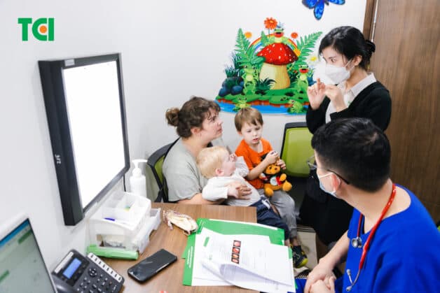 Bác sĩ chỉ định các thuốc kháng sinh, thuốc long đờm, thuốc nhỏ mũi, men tiêu hóa… để điều trị viêm đường hô hấp cho hai bé.