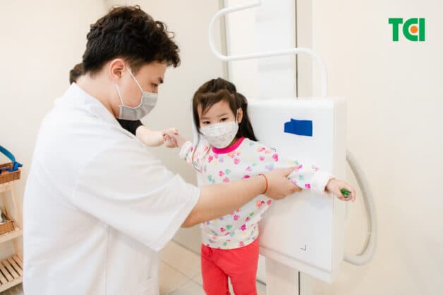 trẻ viêm phế quản cấp