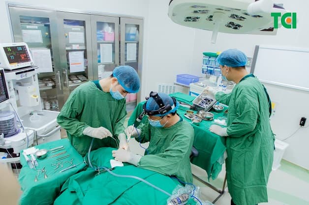 viêm tai giữa người lớn cần phẫu thuật