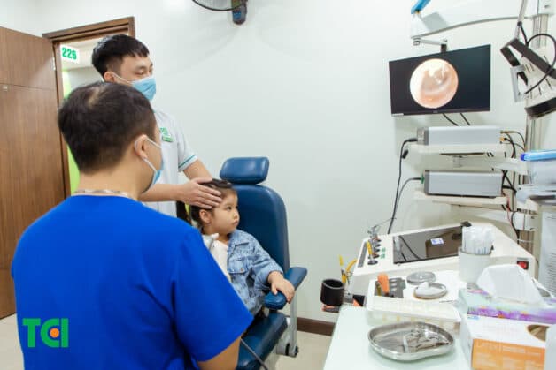 Nếu có bất kỳ dấu hiệu nào của viêm tai giữa, bố mẹ phải cho trẻ thăm khám với chuyên gia để trẻ được điều trị kịp thời, ngăn chặn các biến chứng.