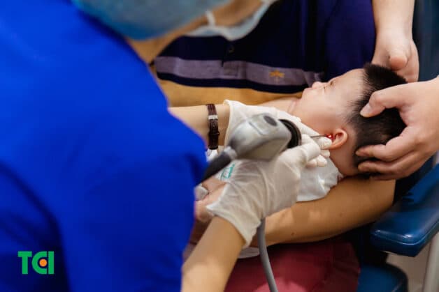 Nếu phát hiện bất kỳ triệu chứng nào của VTN, bố mẹ nên đưa trẻ đến cơ sở y tế uy tín gần nhất để trẻ được thăm khám, điều trị kịp thời, từ đó ngăn chặn sự lan tỏa của tình trạng nhiễm trùng, giảm nguy cơ biến chứng.