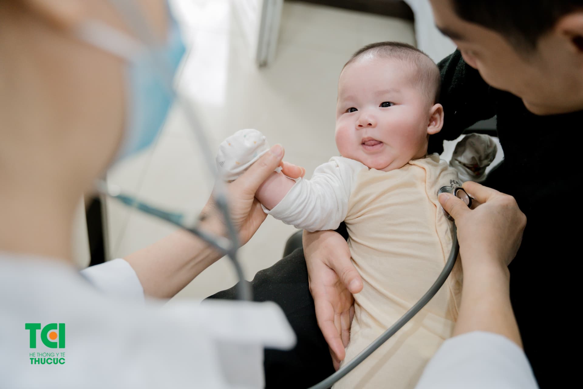 Khám dàng lọc cho trẻ trước khi tiêm tại phòng tiêm chủng Thu Cúc TCI