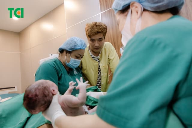 Ảnh Tiktoker triệu follower Đào Nguyễn Ánh trải nghiệm cùng vợ bầu tại TCI