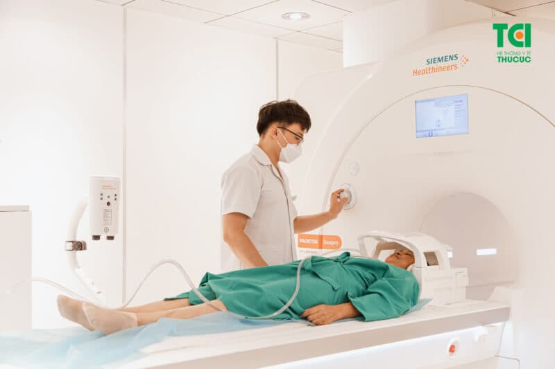 Chụp cộng hưởng từ MRI cột sống trên máy hiện đại tại Thu Cúc TCI giúp chẩn đoán lao cột sống cùng nhiều bệnh lý khác tại cột sống.