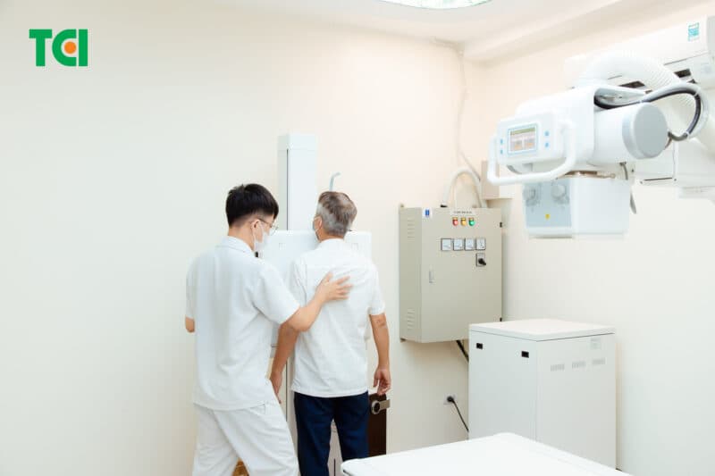 Cần thăm khám sớm khi có dấu hiệu viêm phế quản cấp