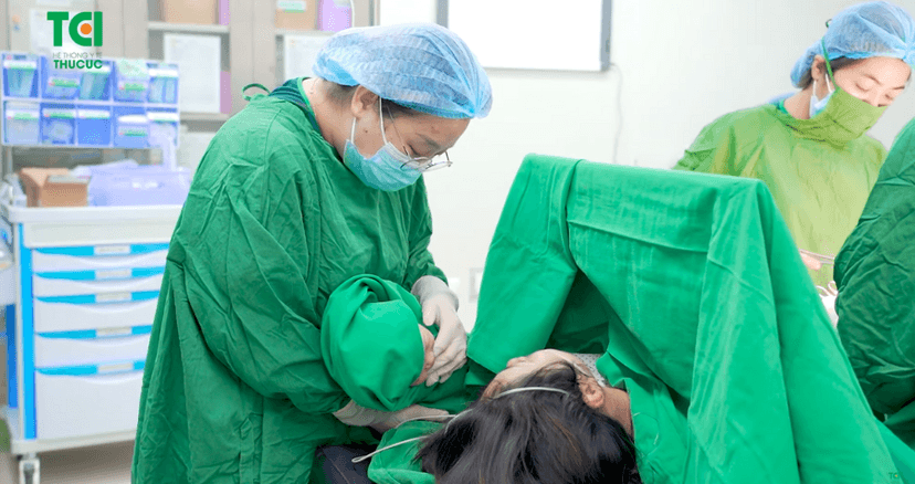 Khoảnh khắc con chào đời chạm đến trái tim của nhiều người