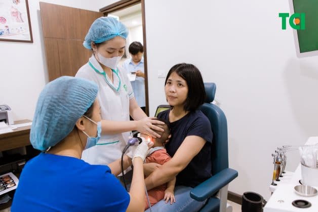 Trẻ xuất hiện biểu hiện viêm tai giữa tiềm ẩn nguy cơ tăng nặng cần được đi khám bác sĩ