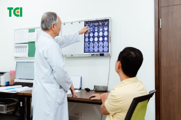 Hãy lập tức thăm khám chuyên khoa Nội thần kinh vì đây có thể là các dấu hiệu của đột quỵ