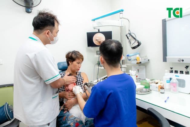 Trẻ viêm tai giữa nên khi đám để được bác sĩ tư vấn phác đồ điều trị phù hợp, cho hiệu quả tốt