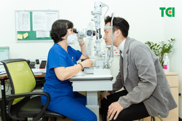 Phẫu thuật tật khúc xạ