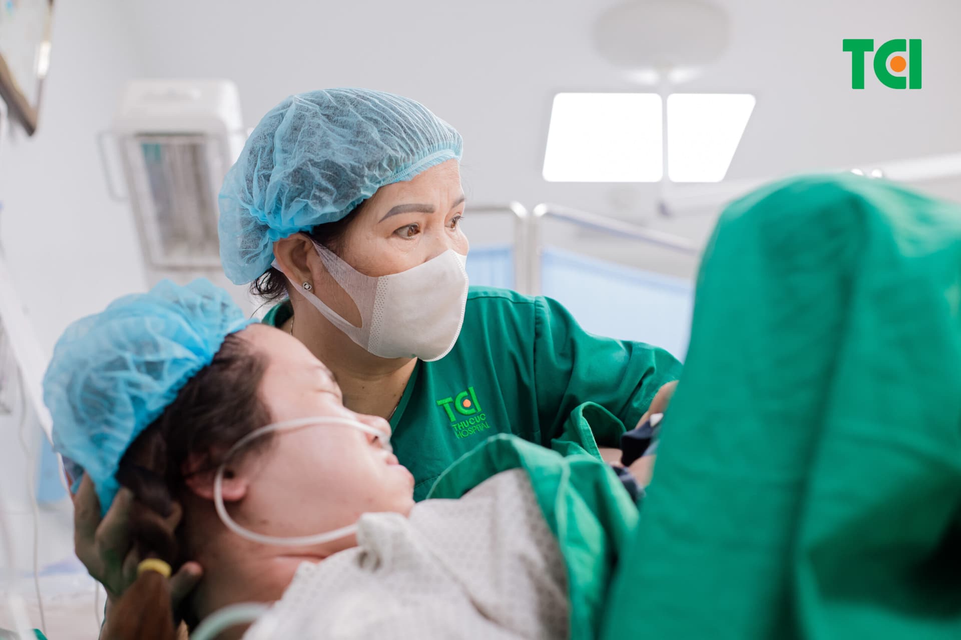 Chị Trang được gia đình đưa đến Bệnh viện ĐKQT Thu Cúc TCI sinh thường khi ối vỡ sớm, có dấu hiệu chuyển dạ