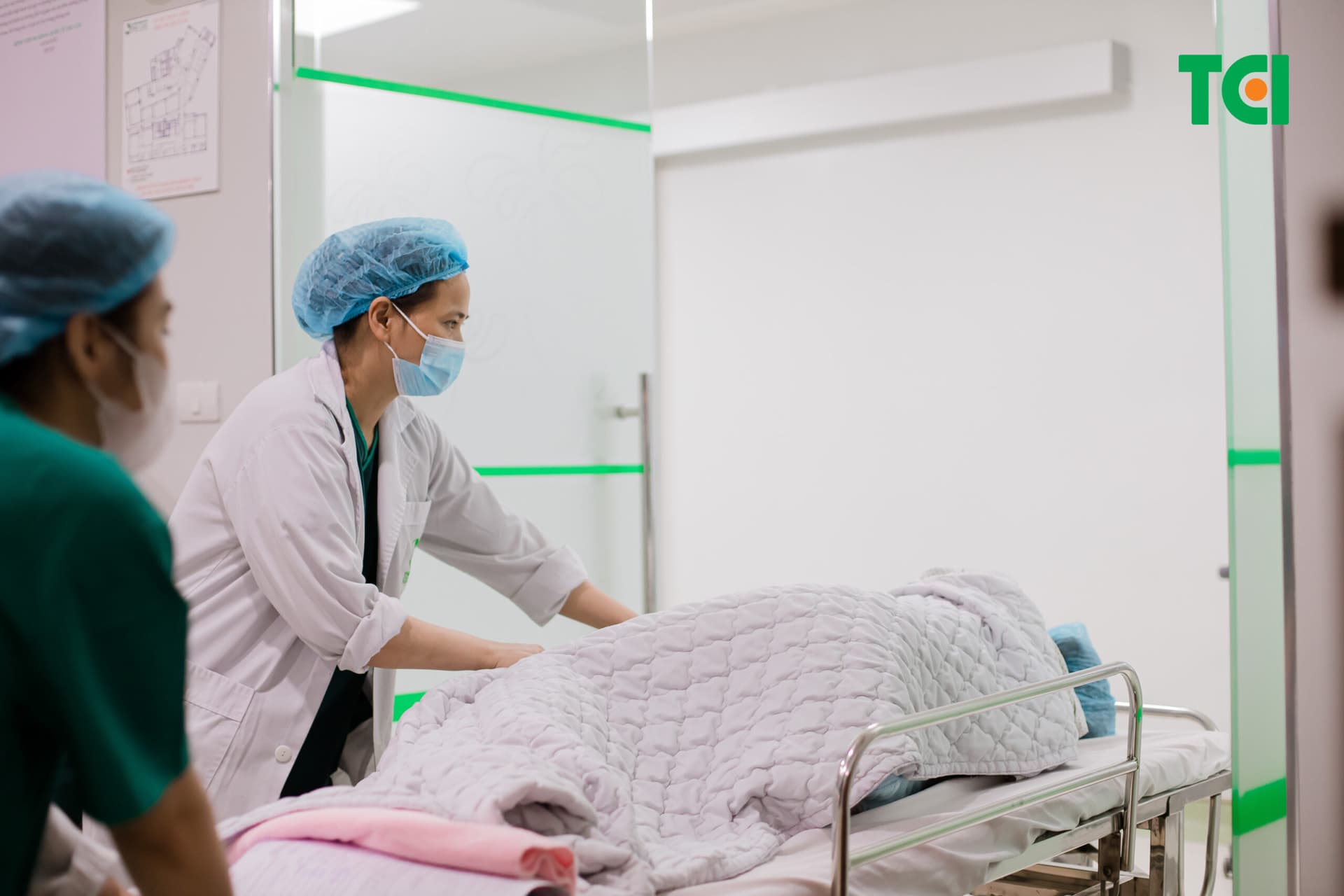 Ekip nhanh chóng chuyển chị Trang từ phòng sinh thường sang sinh mổ để tiến hành phẫu thuật