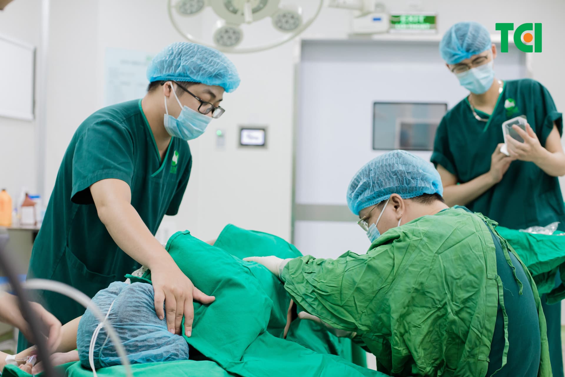 Chị Trang được thực hiện gây tê tủy sống để chuẩn bị mổ cấp cứu 