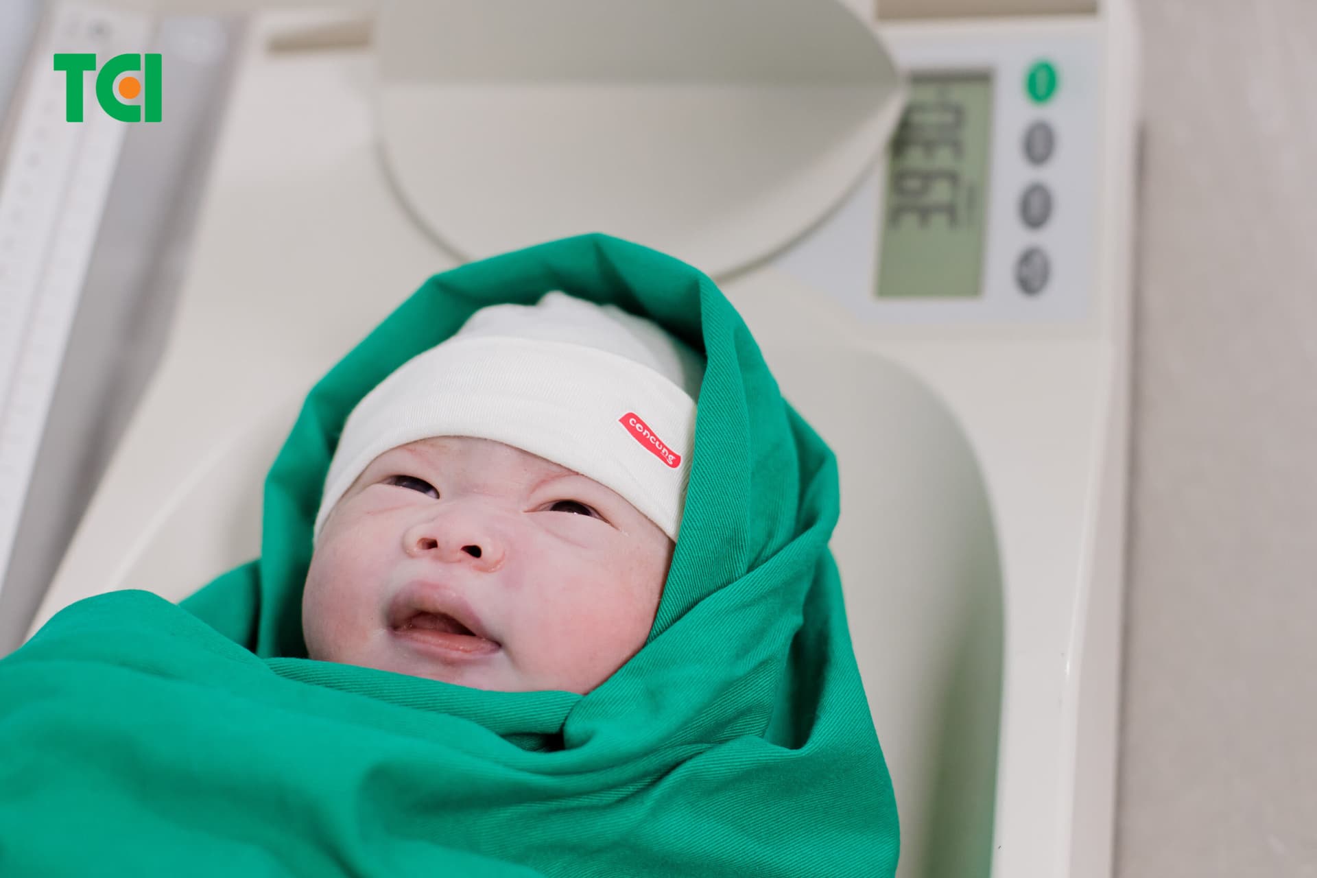 Cân nặng của bé đạt 3,9 kilogram tính cả khăn quấn