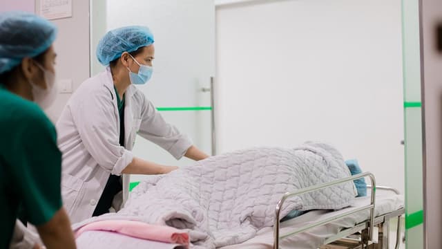 Chuyển mổ cấp cứu ối vỡ sớm, cổ tử cung mở hết đầu không lọt