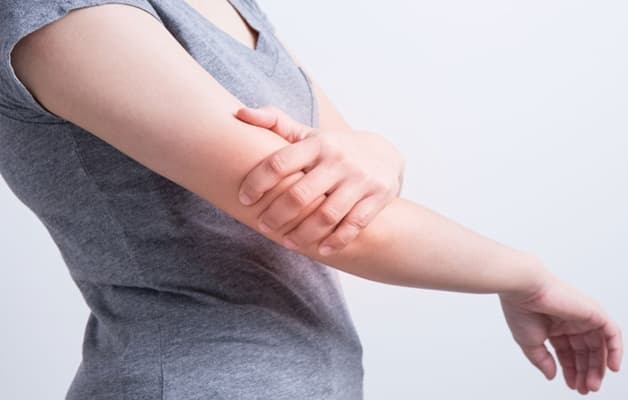 Viêm đau khớp là dấu hiệu bệnh tuyến giáp ở nữ.