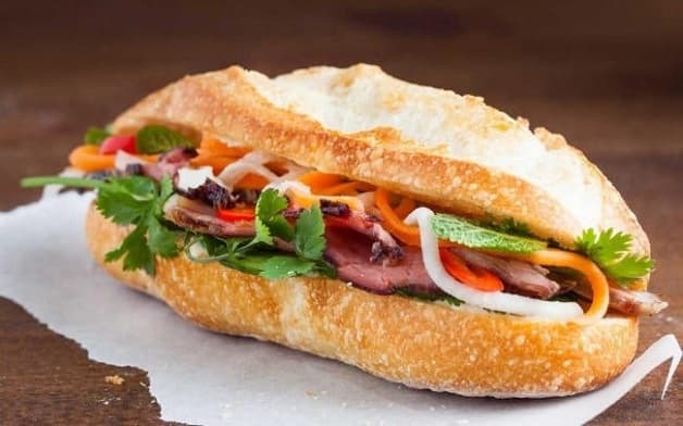 Mẹ bầu sau sinh không nên ăn bánh mì vì chúng không đủ chất cho cơ thể mới sinh xong
