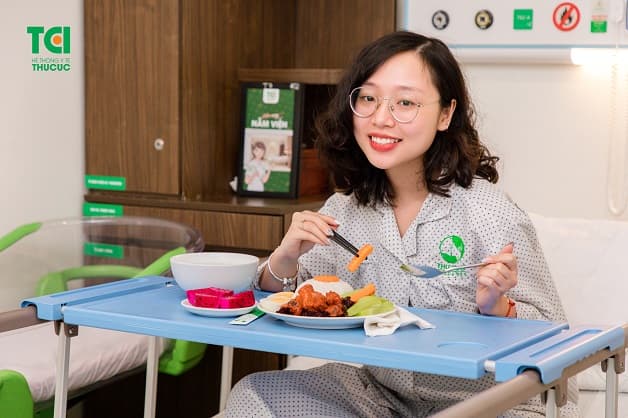 Bữa cơm cữ của mẹ không thể thiếu rau xanh để tốt cho hệ tiêu hóa