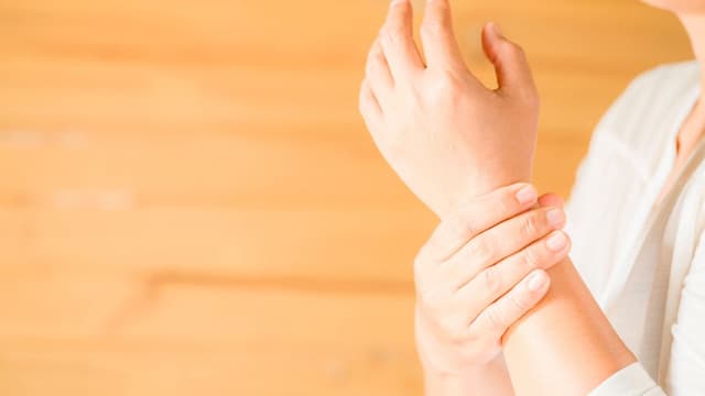 Cách điều trị viêm gân cổ tay giúp giảm đau nhanh chóng