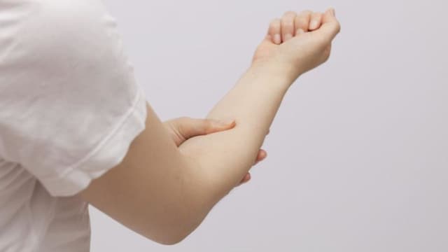 Gãy 2 xương cẳng tay thực hiện điều trị bằng cách nào?