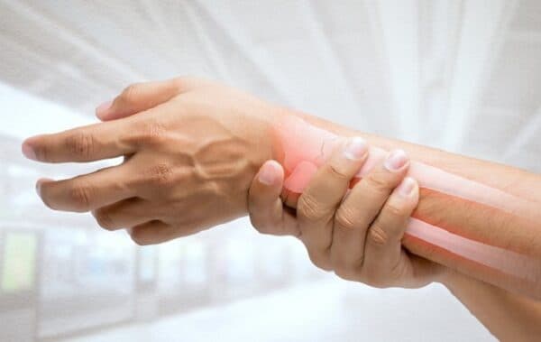 Nhận biết dấu hiệu gãy hai xương cẳng tay