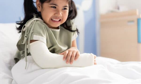 Bao lâu thì vết thương gãy của trẻ sẽ lành lại?
