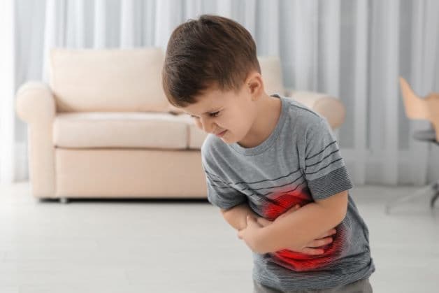 Đau bụng là triệu chứng phổ biến ở các bé nhiễm khuẩn đường ruột