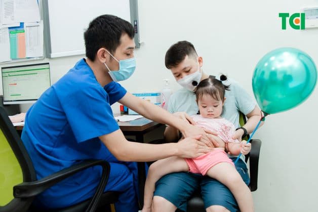 Trẻ em nghi nhiễm khuẩn đường ruột nên đi khám sớm để điều trị kịp thời, ngừa biến chứng nặng