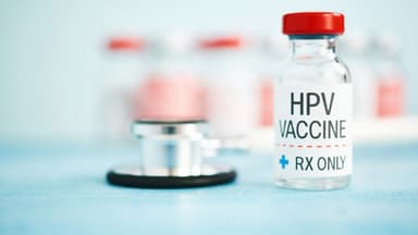 Nữ giới nên tiêm vaccine HPV đầy đủ