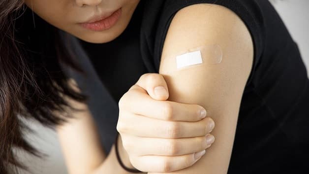 Sau khi tiêm vắc xin có thể gặp các triệu chứng bao gồm sốt, đau tại vị trí tiêm,...