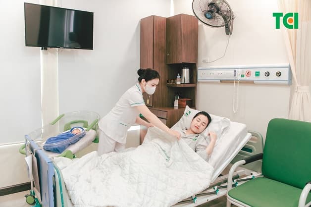 Tại Thu Cúc TCI, các mẹ bỉm sau sinh sẽ được hướng dẫn massage để tránh tắc tia dẫn sữa